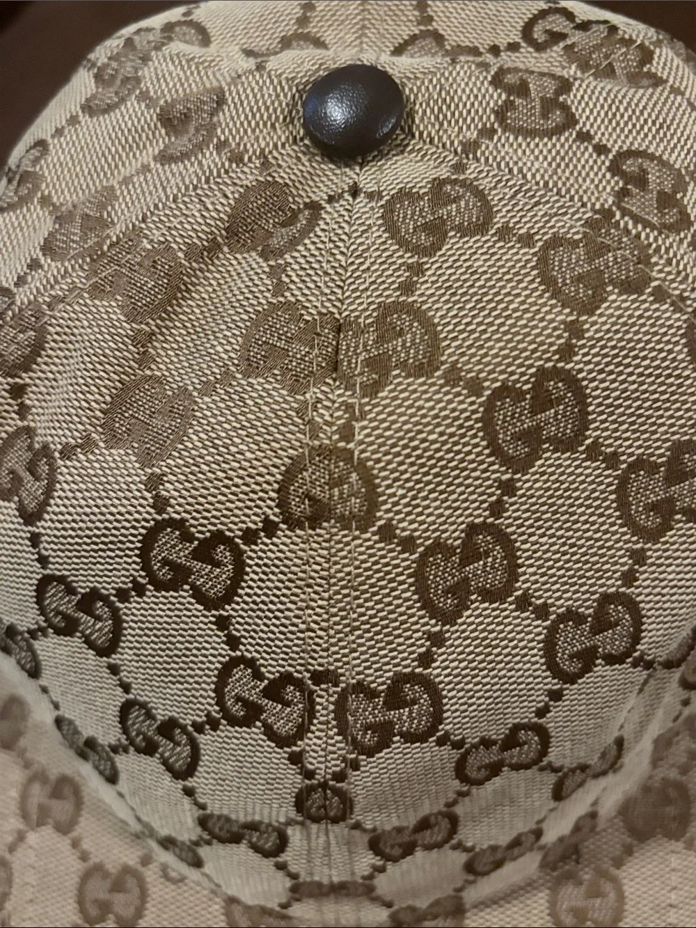 Gucci **unisex equally